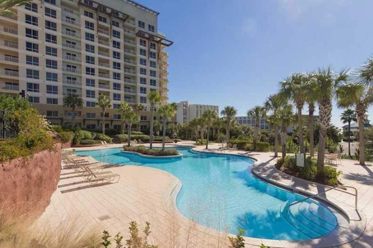 Pool at the LUAU, Sandestin